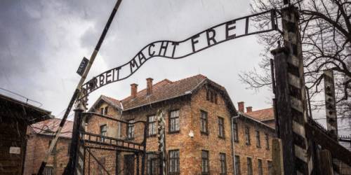 Casa di moda Usa vende prodotti decorati con immagini di Auschwitz. È polemica