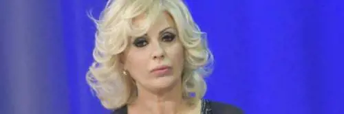 Tina Cipollari litiga con Gemma e le infila un dito nell'occhio