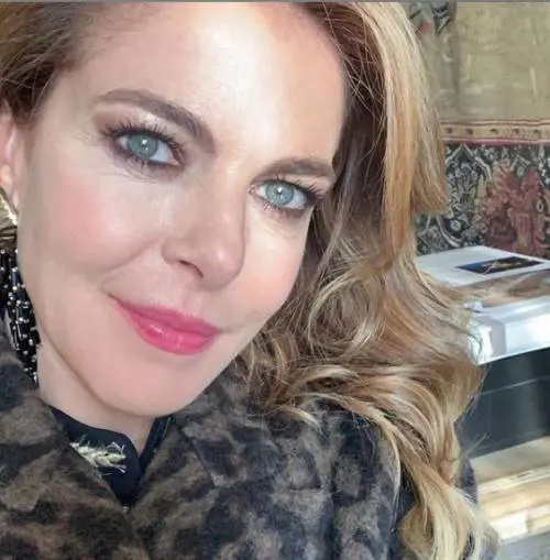 Claudia Gerini, baci appassionati con un uomo misterioso
