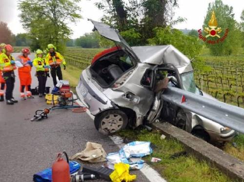 Auto tagliata in due dal guardrail: morto il conducente di 22 anni