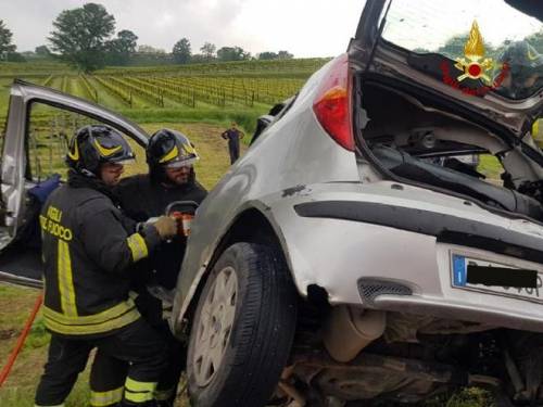 Incidente terribile: auto tagliata in due da guardrail