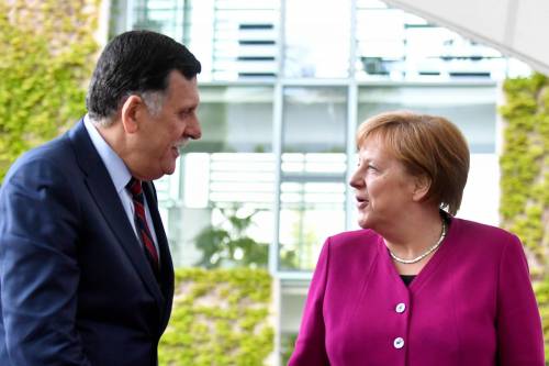 Sarraj sfida Macron e Merkel: in Libia stop a Total e Siemens