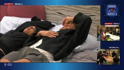Francesca de André e Gennaro Lillo si coccolano sotto le coperte