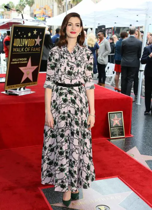 Los Angeles, Anne Hathaway premiata con una stella sulla Walk Of Fame