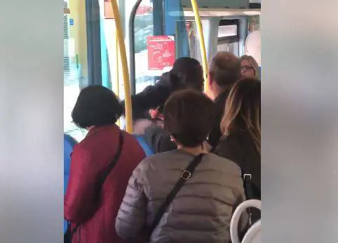 Terrore in treno: straniero senza biglietto aggredisce controllore e agenti