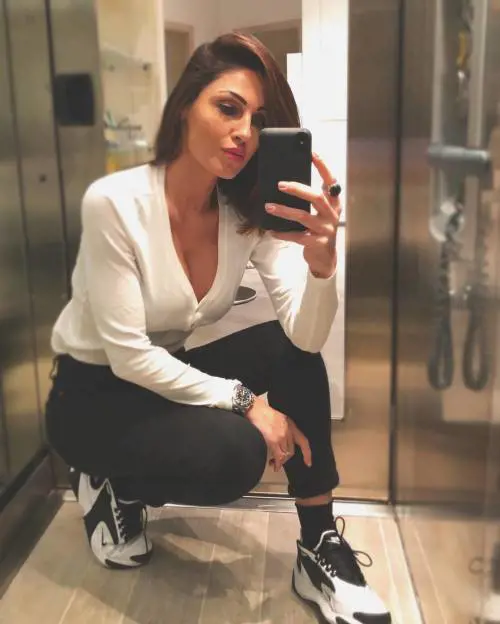 Anna Tatangelo fa impazzire i fan. Ma chi le scatta le foto?