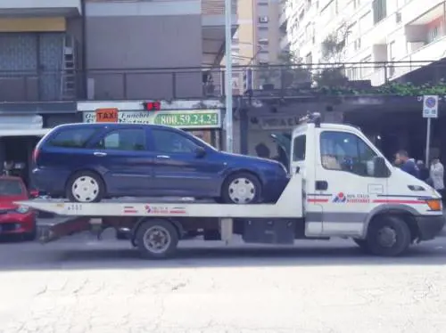 Casal Bruciato, rimossa l'auto dei rom: targa falsa ​e senza assicurazione