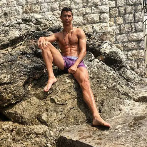 Kroos "trolla" il suo amico CR7: "Come vorrei essere quella roccia"