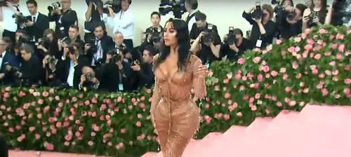 Il fisico a clessidra di Kim Kardashian fa discutere i social