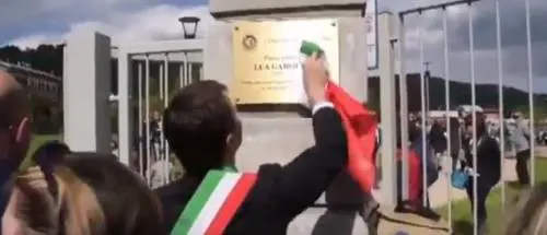 Il Tricolore come strofinaccio: bufera sul sindaco del Pd Gori