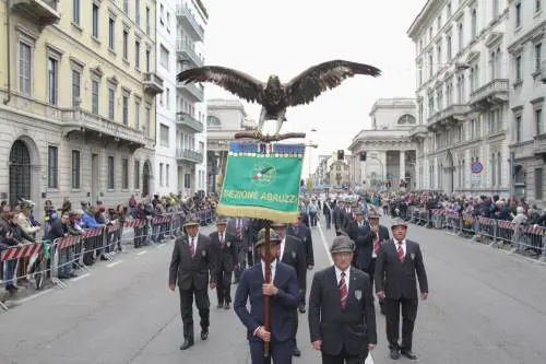 A Milano sfilano gli Alpini: 500mila penne nere invadono il centro