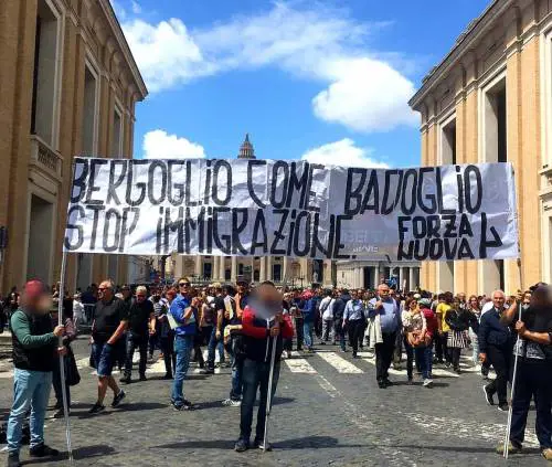 Migranti, blitz di Forza Nuova all'Angelus: "Bergoglio sei come Badoglio"