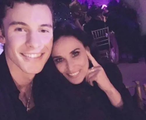 Demi Moore posta una foto con Shawn Mendes e la figlia ironizza