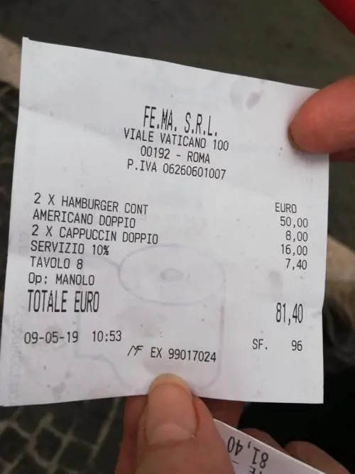 Conto salatissimo a Roma. Due hamburger e tre cappuccini a 81 euro