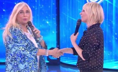 La gaffe di Mara Venier: "Sentivo qualcosa dietro, ma non lo vedevo". Imbarazzo ad Amici