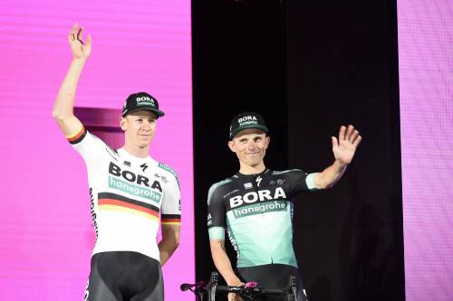 Giro d'Italia, Ackermann vince in volata su Viviani. Roglic resta maglia rosa