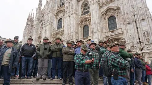 L'onda degli Alpini a Milano: le loro voci tra storia e colori