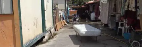 "Le nomadi si fanno il bidet nella fontana". E il sindaco deve chiuderla