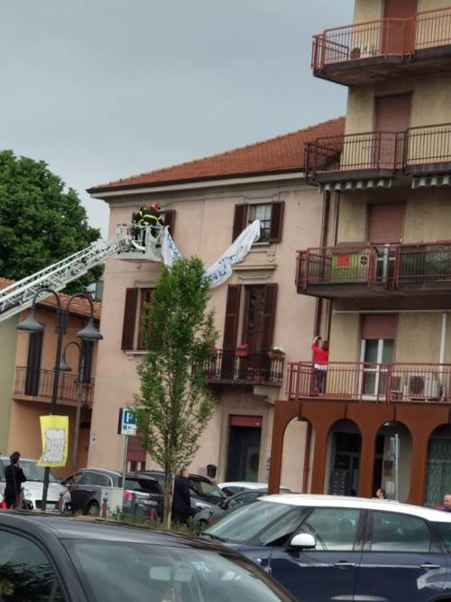 "Qui non sei benvenuto": i pompieri rimuovono lo striscione anti-Salvini