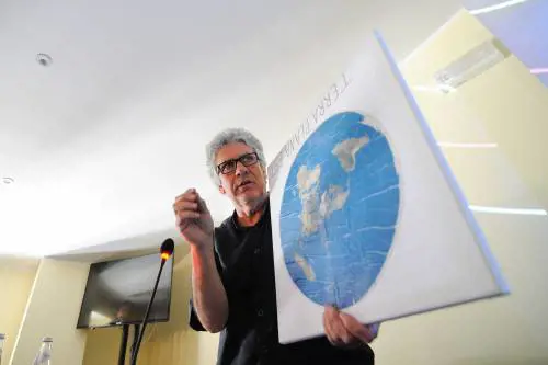 Le teorie dei terrapiattisti: "Il buco nero è una mentina e il Sole una lampadina"