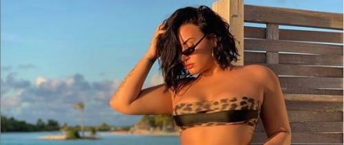 Per Demi Lovato è tempo di rinascita. Lo scatto sexy da Bora Bora 