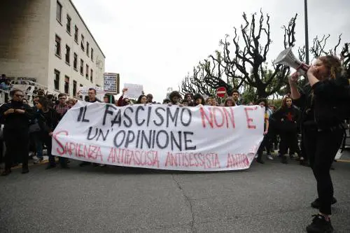 Il presidio antifascista per sostenere Lucano