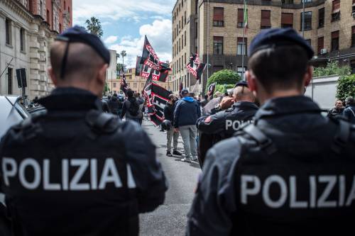 Bologna, violenti scontri tra polizia e manifestanti contro il comizio di Forza Nuova