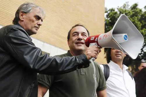 "Basta tensioni in piazza". I vicepremier litigano su Lucano e gli striscioni