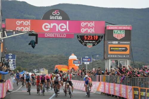 Giro d'Italia, la giuria penalizza Elia Viviani: vince Gaviria
