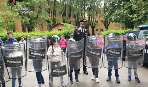 Se fanno scandalo perfino i bambini che giocano a fare i Carabinieri