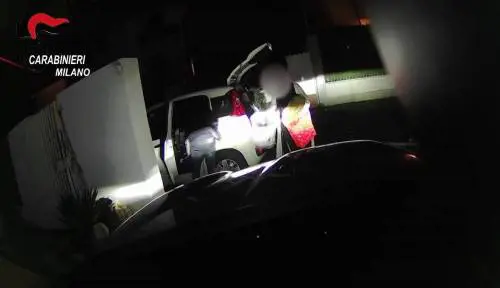 Usano l'auto per trasportare la refurtiva ma sopra c'è una telecamera che li incastra
