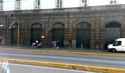 Rivolta nel carcere di Poggioreale: 300 detenuti distruggono le celle e minacciano gli agenti