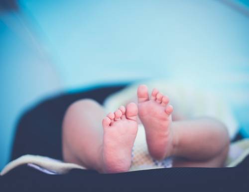 Embrione conservato 5 anni prima: donna avrà un figlio dal marito morto