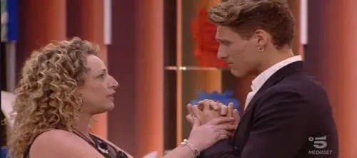 Gf, la frecciatina della madre di Gennaro: "Si può splendere di luce propria senza oscurare gli altri"