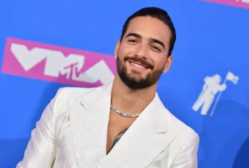 Maluma bacia la madre sulle labbra, esplode la polemica