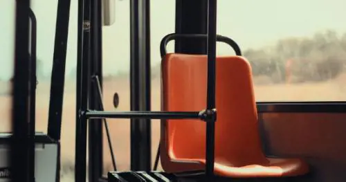 “Vi ammazzo, tanto vi conosco, str…”: la follia dell’albanese a bordo del bus 