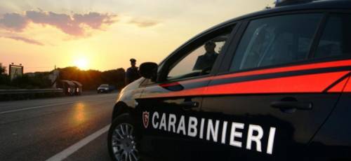 Ladri tentano di investire i carabinieri e scappano