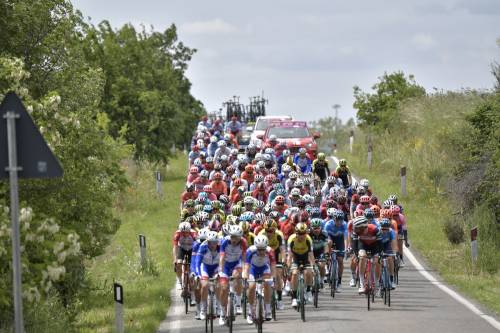 Giro d'Italia, 4a tappa: vince Carapaz. Brutta caduta per Dumoulin