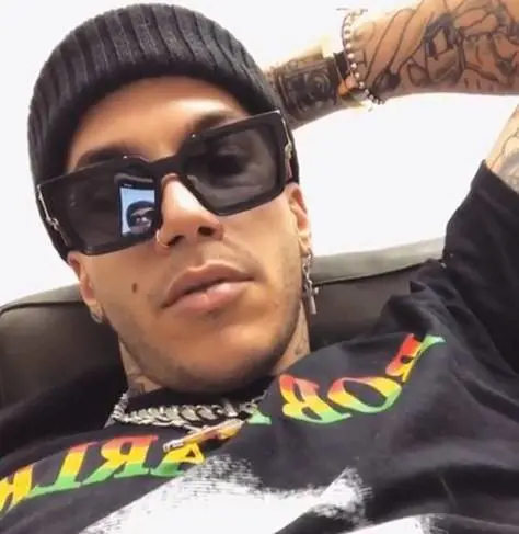 Sfera Ebbasta regala un paio di scarpe e manda in tilt i social