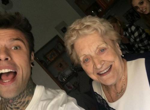 La nonna di Fedez è su Instagram. E il rapper provoca Salvini: "Manda anche lei i bacioni"