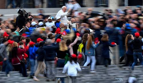 Il Papa fa salire 8 bimbi migranti sulla papamobile