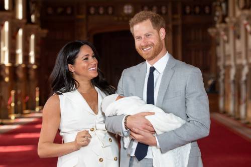 Meghan Markle, Buckingham Palace la mette sotto tutela: "Nel dubbio non parlare"