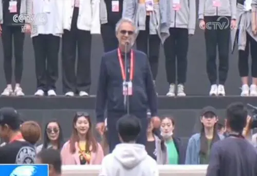 Andrea Bocelli si esibisce al Carnevale Culturale Asiatico con la celebre aria "Nessun Dorma"