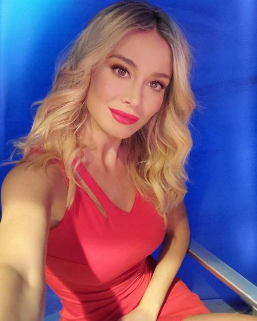 Diletta Leotta perde l'accappatoio durante una seduta di trucco