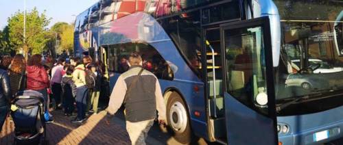 Puglia, immigrato arriva nascosto nell’autobus di una scolaresca in gita