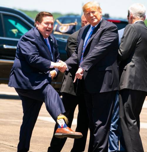 Louisiana, il governatore accoglie Donald Trump coi calzini col suo volto