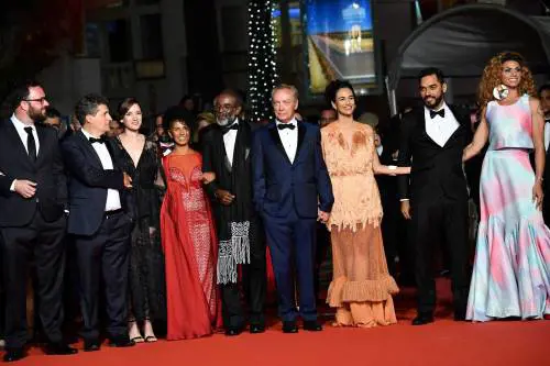 Addio cavalli e frecce, nel Far West del Duemila, banditi e avventurieri usano mitra e cellulari