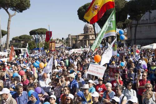 A Roma sfila la Marcia per la vita: "L'aborto? Mette a rischio la sopravvivenza del genere umano"