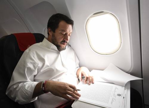 Il Viminale smonta l'inchiesta su Salvini: "Voli di Stato? Per la sicurezza"
