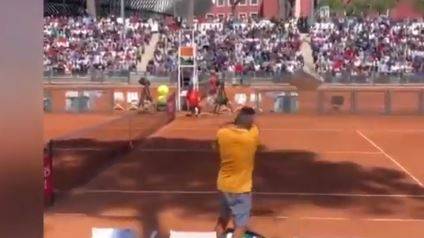 Tennis, Kyrgios perde la testa: lancia una sedia in campo e viene squalificato